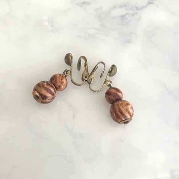 Vintage Clip On Earrings - Picture 1 of 2